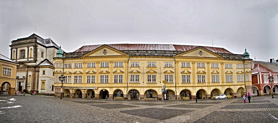 Jičín — náměstí a zámek s kostelem